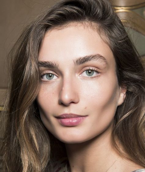 The Secret to Getting Perfectly Feathered Brows Lies in These Eyebrow Brushes via @ByrdieBeauty Overplucked Eyebrows, Eyebrow Growth Oil, Feathered Brows, Eyebrow Styles, Feather Brows, Ideas De Maquillaje Natural, Eyebrow Hacks, Makeup 101, Eyebrow Growth