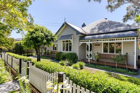 Verandah fretwork and contrast facia colour Australian Farmhouse, Weatherboard House, Edwardian House, Front Yard Fence, Interior Modern, Australian Homes, Picket Fence, Farmhouse Plans, Exterior House Colors