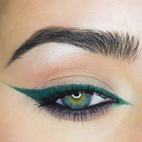 Make Up With Green Eyeliner, Green Under Eyeliner, Emerald Green Eyeliner Looks, Green Makeup Green Eyes, Green Winged Eyeliner, Dark Green Eyeliner Makeup, Green And Gold Eyeliner, Green Liner Looks, Green Eyeliner Green Eyes