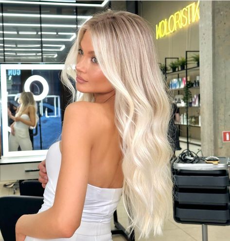 Big Money Piece Hair Blonde, Platinum Root Smudge, Balayage Hair Blonde Platinum, Lived In Bright Blonde With Money Piece, Blonde Root Smudge With Money Piece, Platinum Blonde Hair With Root Smudge, Blonde Highlights Icy, Long White Blonde Hair, Best Hair Colors For Pale Skin