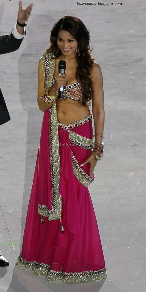 Bipasha Basu 90s, 2000s Bollywood Fashion, Bollywood Nostalgia, 2000s Bollywood, Bollywood Classics, Sonam Kapoor Fashion, 90s Bollywood Fashion, Tanushree Dutta, Vintage Bollywood Aesthetic