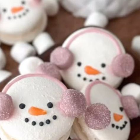 Christmas Macarons Decoration, Santa Macarons, Mini Donut Snowman Powdered Sugar, Apple Buttercream, Snowmen Macarons, Snowman Macarons, Marshmellow Snow Man, Macarons Christmas, Snowflake Macarons