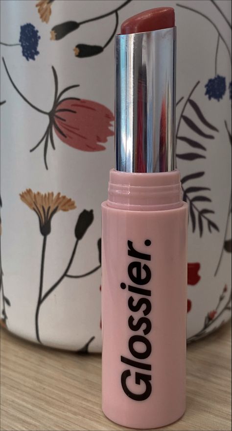 Glossier Villa, Glossier Villa Ultralip, Glossier Ultralip Villa, Ultralip Glossier, Lipbalm Aesthetic, Glossier Skin Care, Pink Aesthetic Makeup, Glossier Aesthetic, Glossier Lipstick