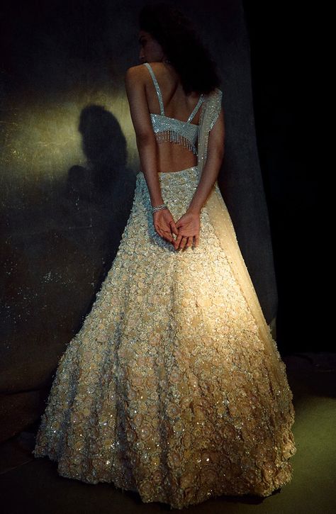 Lehenga Look, Bustier Blouse, Seema Gujral, Gold Lehenga, Cute Asian Fashion, Floral Lehenga, Reception Look, Fancy Wedding Dresses, Net Lehenga