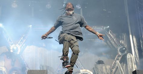 On the Charts: Travis Scott Earns First Number One With 'Birds' #headphones #music #headphones Travis Scott Outfits, Kylie Travis, Travis Scott Wallpapers, Rapper Style, Homemade Ranch Dressing, All Movies, Travis Scott, Made In America, Festival Outfit