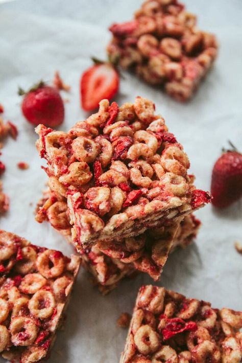 V VEG NFGFGRFNo-bake Strawberry Cereal Bars are crunchy and full of strawberry flavor. The perfect back-to-school snack for your kiddos and can even be enjoyed as a quick breakfast or healthy dessert. These bars are gluten-free, grain-free, and refined sugar-free. They require only five ingredients and come together in just minutes. How to make this recipe Line an 8x8 baking pan with parchment or lightly grease with some coconut oil. Set aside. Combine the cashew butte… Strawberry Cereal Bars, Strawberry Cereal, Cereal Bars Recipes, Lemon Poppyseed Muffins, Sugar Free Vegan, Strawberry Flavor, Cereal Bars, Baked Strawberries, School Snack