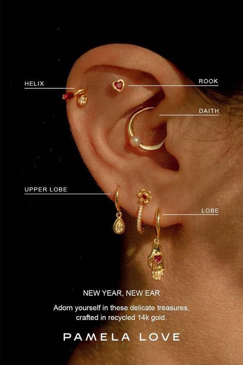 Cool Earring Piercings, Piercings Ear Ideas Unique, Gold Styled Ears, Ear Pearcing Ideas Unique, Piercing Sets Ear, Gold Earscapes, Piecings Ear Ideas, Ear Piercing Helix Ideas, Pierced Ears Ideas