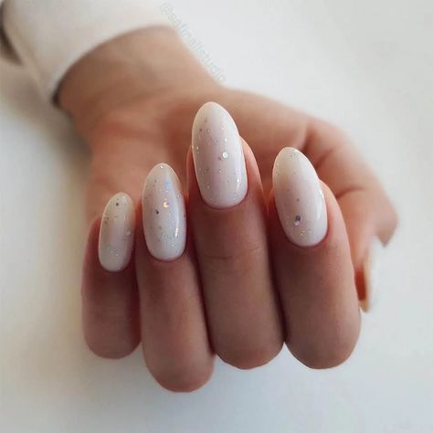 The Real-Life Rapunzel Shares Tips About Having a Hair as Long and Beautiful as Hers-Sortra White Almond Nails, Almond Gel Nails, Nye Nails, Maquillage On Fleek, Bridal Nail Art, Milky Nails, White Glitter Nails, Gel Set, Subtle Nails