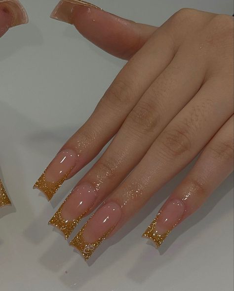 Metallic Gold Nails Acrylic, Long Gold French Tip Nails, Gold Color Nails Ideas, Gold Digger Nails, Cute Gold Acrylic Nails, Gold Diamond Nails Acrylic, Birthday Nails With Gold, Gold Nails Acrylic Medium, Gold French Tip Nail Designs