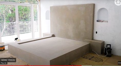 Concrete Bed Base, Cement Bed Base, Cement Bed Design, Cement Bed, Cob House Interior, Concrete Bed, Concrete Bedroom, Concrete Home Decor, Indian Room Decor