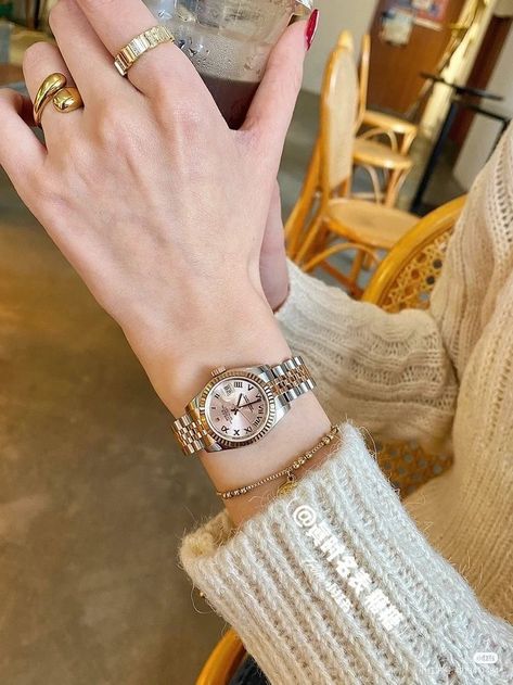 Trendy Watches Women, Elegant Watches Women, Pretty Watches, Rolex Watches Women, Trendy Watches, Fancy Watches, Vintage Watches Women, Expensive Jewelry Luxury, Luxe Jewelry