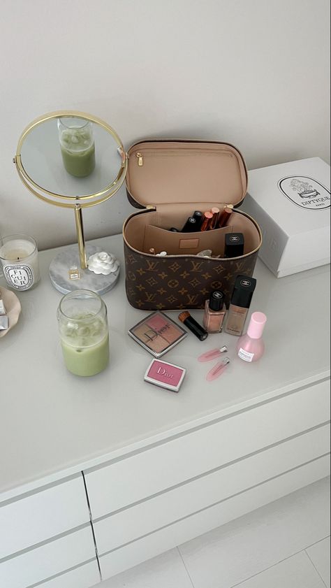 Minimal Makeup Vanity, Beauty Outfits, Desk Makeup, Cozy Lifestyle, Evening Eye Makeup, Makeup Brush Storage, روتين العناية بالبشرة, Balmain Paris, Pretty Skin