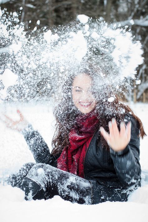 Senior pictures with snow in the winter Snow Senior Pictures, Winter Senior Pictures, Mode Au Ski, Snow Photoshoot, Winter Portraits, Winter Instagram, Snow Pictures, Snow Photography, Shotting Photo