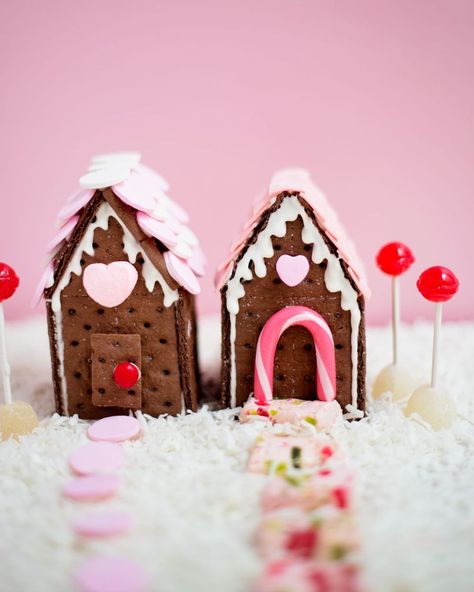 Crafter Jodi Levine of Super Make It shares her fun project that uses items you can buy in the supermarket or may already have at home. Kids will love making these cute graham cracker and candy houses. Cookie Houses, Sweet Table Decorations, Candy Aisle, Cookie Cottage, Valentines Cookie, Popsicle Stick Houses, Valentine Cookie, Valentine Centerpieces, Cookie House