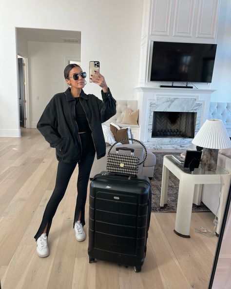 Black travel outfit for a comfortable look Airport Outfit All Black, All Black Travel Outfit, Airport Outfit Amazon, All Black Airport Outfit, Black Travel Outfit, Long Drive Outfit, Airport Outfit Black, Leggings Travel Outfit, Fall Airport Outfit