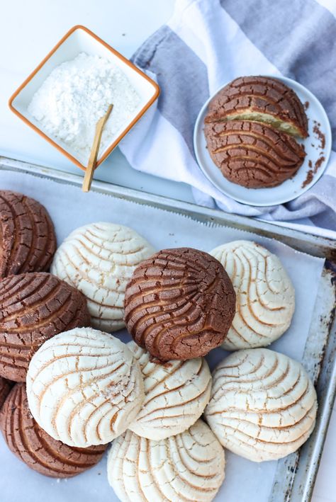 Mexican Bread Aesthetic, Chocolate Conchas, Mexican Bakery Aesthetic, Mexican Bakery, Vintage Bakery, Mexican Bread, Food Projects, Sweet Bread, Pretty Food