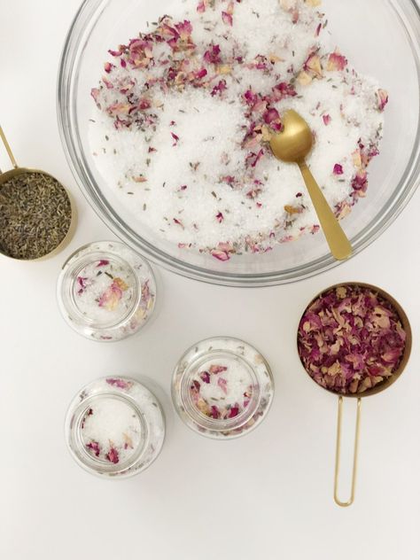 DIY soothing bath salts | epsom salts + essential oils + dried lavender and rose petals | easy self care treat yo self | fun natural DIY Bath Tea Recipe, Savon Diy, Bath Salts Recipe, Bath Salts Diy, Soothing Bath, Bath Tea, Diy Roses, Dried Rose Petals, Diy Cosmetics