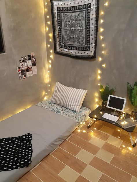 Room Decor With Mattress On The Floor, Fairylight Decor Bedroom Ideas, Mattress On Floor Ideas Bedrooms, Floor Mattress Bedroom Ideas, Floor Bed Decor Ideas, Mattress On Floor Ideas, Floor Bedding, Hostel Room Makeover, Minimal Bedroom Ideas