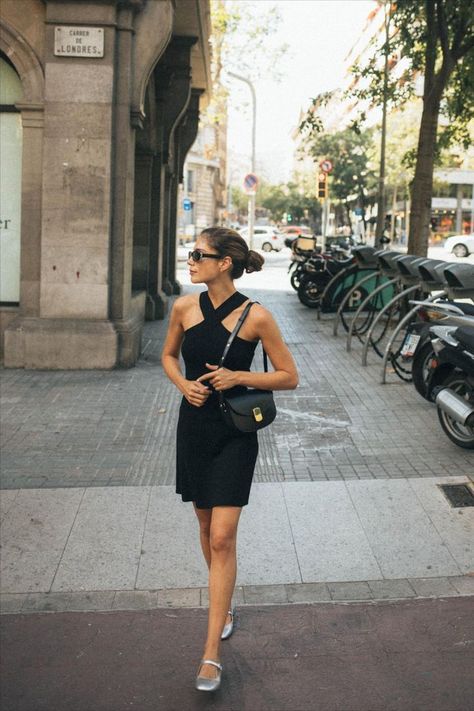 Short Sleeveless Dress, Paris Mode, Black Leather Shoulder Bag, Black Leather Bag, Sleeveless Short Dress, Mix Style, Black Mini Dress, Black Leather Bags, Classic Elegant