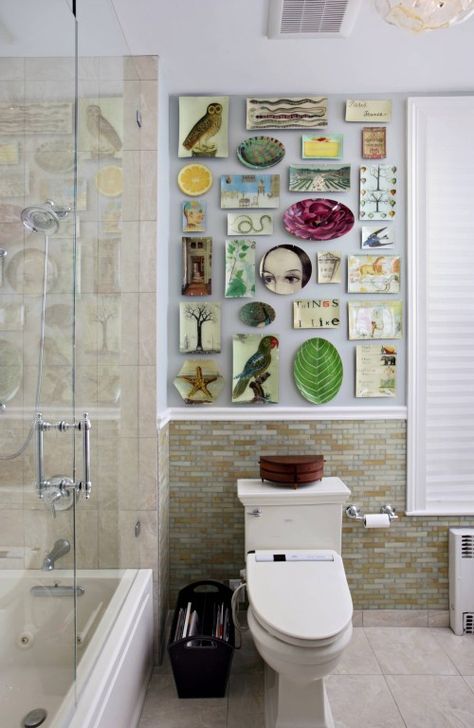 Un bañito coquetón Kattokruunu Diy, Plate Wall Display, Eclectic Bathroom Design, Wc Decoration, Decoupage Plates, Eclectic Bathroom, House Of Turquoise, Bad Design, Plate Display