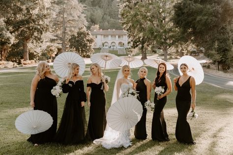 Elegant Outdoor Wedding, Bridesmaid Poses, Paris Engagement, Parasol Wedding, Chinoiserie Decor, Black And White Wedding Theme, Bridal Parties Pictures, Pretty Cocktails, Bride Pictures