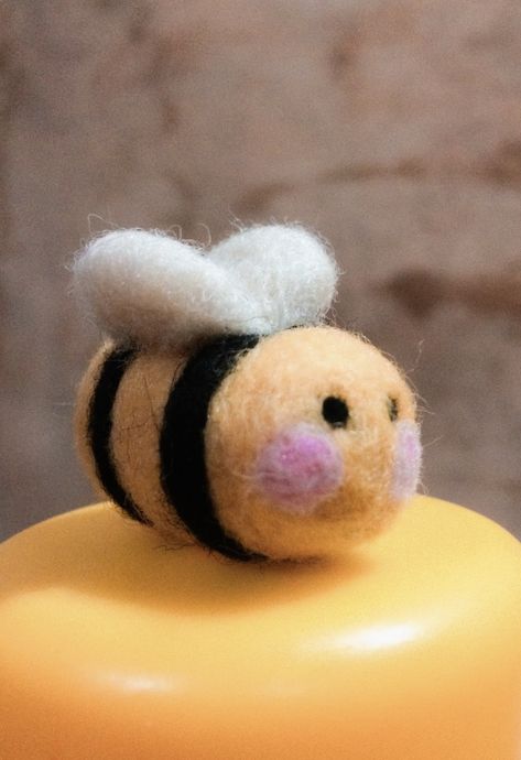 Needle Felting Ideas Animals, Things To Needle Felt, Easy Felted Animals, Needle Felt Bee, Felting Animals Easy, Easy Needle Felting Ideas For Beginners, Needle Felted Disney, Felting Ideas Easy, Cute Felting Ideas