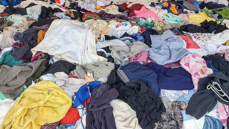 Places you should and shouldn't donate your clothes Clutter Bug, Second Hand Clothing, Clothing Retail, Household Tips, Business Suit, Dress For Success, Online Clothing Stores, Used Clothing, Fast Fashion