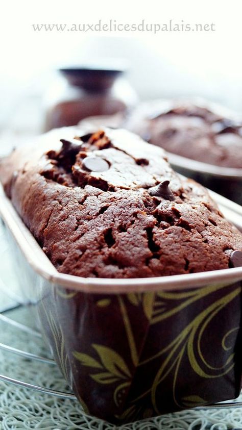 Cake moelleux au chocolat facile à réaliser c’est la recette que je partage avec vous aujourd’hui, c’est un gâteau savoureux à souhait pour se régaler lors d’un goûter gourmand en compagnie de vos enfants ! Un gâteau aux pépites de chocolat qui se réalise en 10 minutes, pas besoin de faire très compliqué pour se faire plaisir, les choses simples sont toujours les plus réussies à mon avis ! Chocolat Cake, Banana Bread Loaf, Cake Chocolat, Smooth Cake, Cake Recipes From Scratch, Cake Factory, Pineapple Upside Down Cake, Easy Cake Recipes, Easy Chocolate