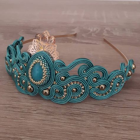 Monika Puchrowicz on Instagram: “#soutache #soutachemania #sutasz #bizuteria #handmadejewelry #rekodzielo #handmade #tiara #moda #fashion #princess #ksiezniczka” Soutache Jewelry, Hand Embroidery Designs, Shibori, Moda Fashion, Beaded Embroidery, Handmade Art, Fashion Fashion, Wire Jewelry, Jewelry Inspiration