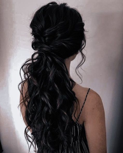 Whether straight or wavy, this long layered deep black hair is sure to match whatever your outfit is Deep Black Hair, Long Dark Hair, Makijaż Smokey Eye, Long Black Hair, Long Wavy Hair, Aesthetic Hair, العناية بالشعر, Gorgeous Hair, Prom Hair