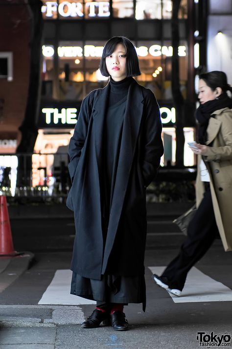 Tokyo Fashion Japanese Minimalist Fashion, Limi Feu, Minimalist Moda, Sophisticated Fashion, Christophe Lemaire, Harajuku Fashion Street, Dark Look, Maxi Coat, Tokyo Fashion