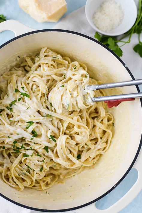 Whole milk gives this homemade alfredo sauce a rich and creamy taste without using heavy cream. This sauce is easy to make, perfect for beginner chefs, and great for weeknights! Homemade Alfredo Sauce With Milk, Creamy Alfredo Sauce Recipe, Alfredo Sauce With Milk, Carbonara Pasta Creamy, Fetuccini Alfredo, Crochet Satchel, Daniel Fast Diet, Delicious Pasta Recipes, Alfredo Sauce Easy