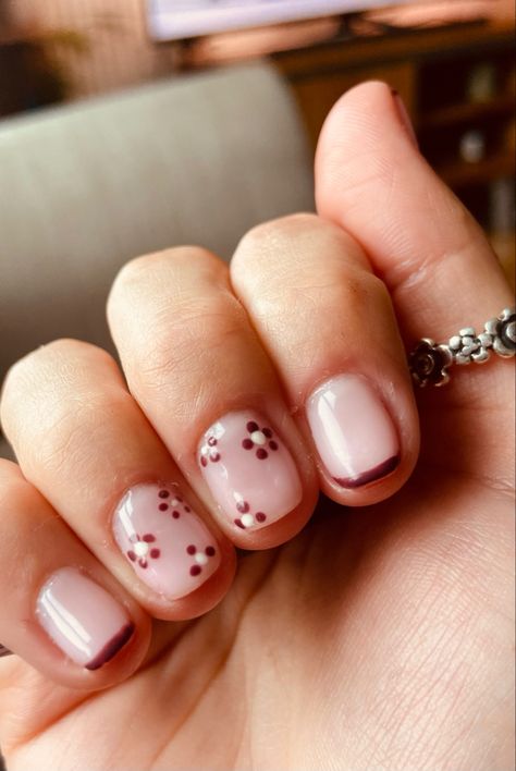 Natural Gel Nails Ideas Short Fall, Cute Short Nails Flowers, Mid November Nails, Autumn Nails Flowers, Nail Into Short, Shellac Designs For Short Nails, Basic Autumn Nails, Maroon Flower Nails, Autumn Nails Short Square