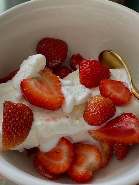 Strawberry Cream Aesthetic, April Collage, Fruits Aesthetic, Strawberry Cottage, Strawberry Aesthetic, Yogurt Bowl, Strawberries And Cream, Yummy Food Dessert, Pretty Food