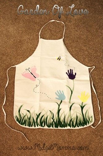 Awesome DIY Apron that is great for Mother's Day! Grandma Apron Diy, Handprint Apron For Grandma, Paint Apron Ideas, Painted Aprons Diy, Apron Painting Ideas, Kids Apron Decorating, Handprint Apron, Gifts For Grandma Diy, Apron Craft