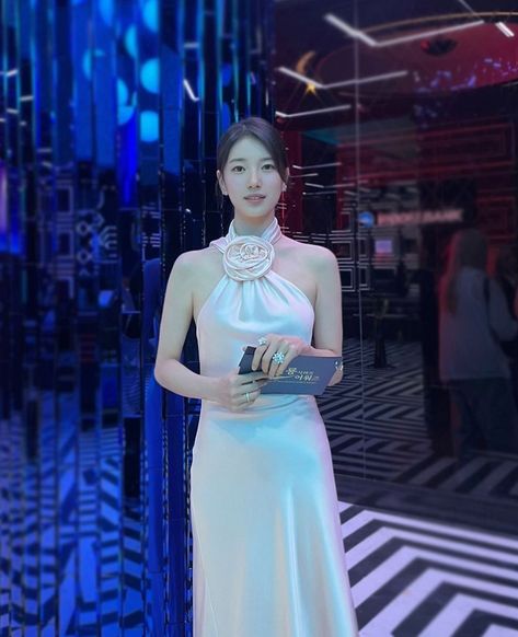 Suzy Instagram, Suzy Dress, Carpet Blue, Bae Suzy, Pop Dance, Korean Idol, Asian Fashion, Boy Girl, Instagram Update