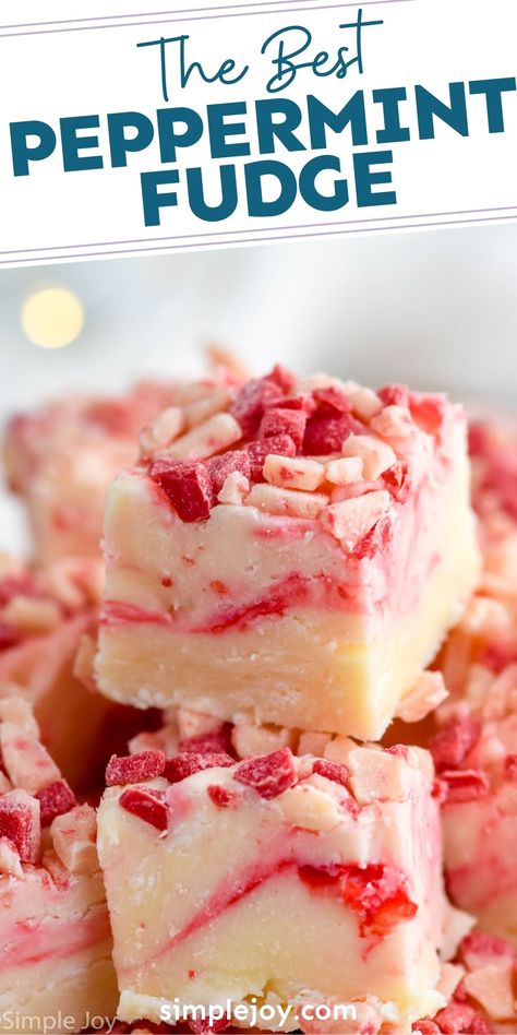 Peppermint Fudge is so easy to make and absolutely delicious. This Candy Cane Fudge is going to be the hit of every holiday dessert tray. Fudge Peppermint, Candy Cane Fudge, Easy Fudge Recipe, Oreo Bark, Fun Holiday Treats, Easy Fudge, Homemade Fudge Recipes, Peppermint Fudge, Mint Oreo