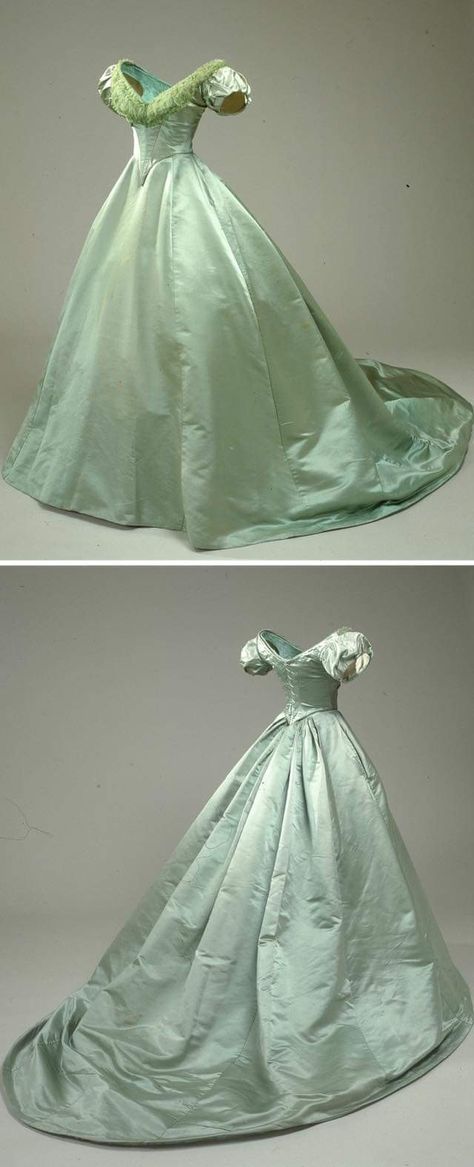 Victorian Ball Gowns, Green Ball Gown, Historical Gowns, Old Dresses, Gowns Prom, Ball Gowns Evening, Antique Dress, Vintage Gowns, Fairytale Dress