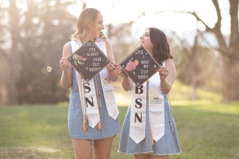 Fun Graduation Pictures With Friends, Best Friend Graduation Pictures Colleges, Best Friend Grad Photoshoot, Best Friend Grad Pics, Bestfriend Graduate Photoshoot, Best Friend Graduation, Friend Graduation, Nursing School Graduation, Graduation 2024