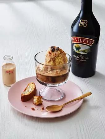 Try This Delicious Baileys Chocolate Mousse Recipe | Baileys US Espresso Affogato, Irish Cheesecake, Baileys Dessert, Espresso Ice Cream, Baileys Cake, Affogato Recipe, Baileys Original Irish Cream, Chocolate Cake With Coffee, Cake Shots