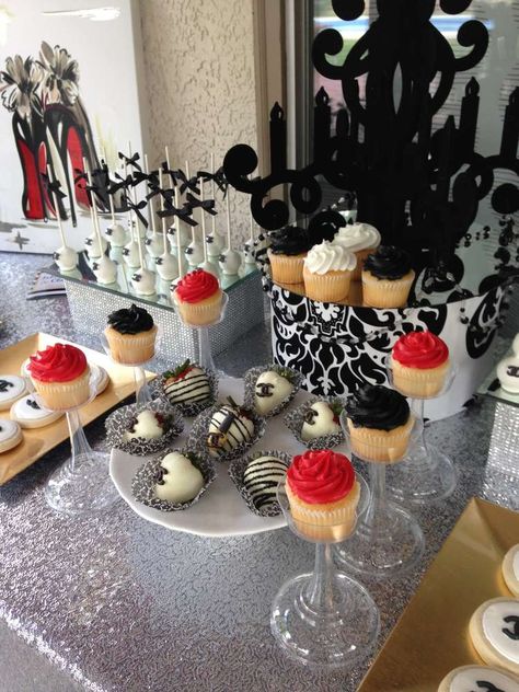 Party food at a Chanel graduation party! Fashion Show Food Ideas, Chanel Inspired Party, Coco Chanel Party, End Of School Party Ideas, End Of School Party, School Party Ideas, Chanel Birthday, Sweet Fifteen, Chanel Party