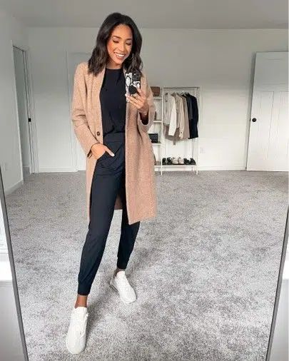 25 Girls Athleisure Outfit Ideas That Are Trending This Year Long Cardigan Coat Outfit, Joggers And Coat Outfit, Cardigan Coat Outfit, Long Black Cardigan Outfit, Beige Cardigan Outfit, Coatigan Outfit, Athleisure Outfit Ideas, Oversized Cardigan Outfit, Beige Blazer Outfit