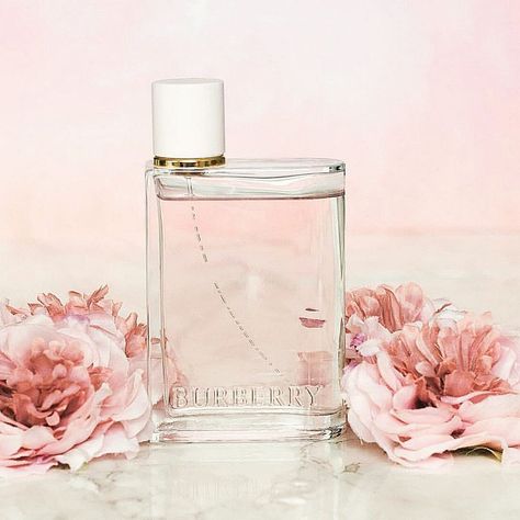 RPERFUMES 732-403-7274 posted on Instagram: “Burberry Her Eau de Parfum is the embodiment of the Londoner attitude—adventurous, spirited, and…” • See 547 photos and videos on their profile. Burberry Her, Burberry Fragrance, Tudor Rose, Street New York, Fragrance Design, Spring Sale, Burberry Women, Perfume Collection, New Week