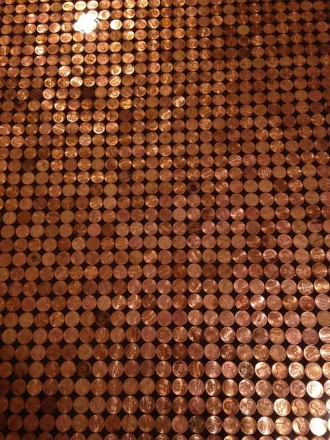 The awesome 2000 penny top DIY coffee table! Penny Table Top, Penny Floors, Penny Table Tops, Diy Tiling, Table Top Diy, Penny Projects, Penny Table, Penny Art, Penny Floor