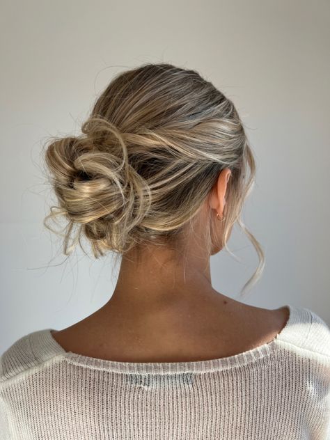 Bridal updo hairstyle Deb Hairstyles Bun, Deb Hairstyles, Simple Upstyles, Debs Hairstyles, Hair Updos Easy, Updos Easy, Bridesmaid Hair Inspo, Blonde Wedding Hair, Bridemaids Hairstyles