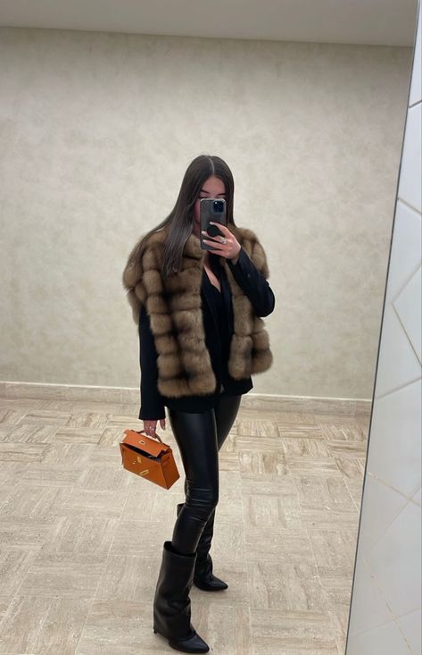 Fur Vest Outfits For Women, Black Fur Vest Outfit Ideas, Winter Fits Black, Black Fur Vest Outfit, Fur Vest Outfit, Cropped Fur Jacket, Fur Vest Outfits, Vest Outfits For Women, Black Fur Vest