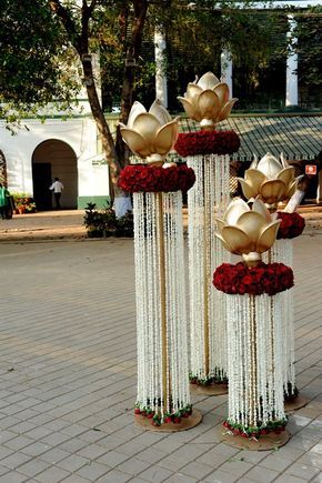 An Outdoor Mumbai Wedding at Mahalaxmi Race Course : Ameesha and Jai Dekorasi Bohemia, Mumbai Wedding, Wedding Entrance Decor, Race Course, Tafel Decor, Marriage Decoration, Wedding Mandap, Wedding Design Decoration, Wedding Stage Decorations