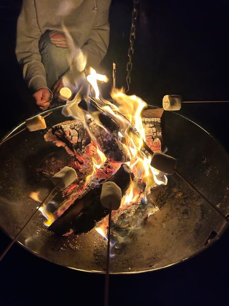 Roasting Marshmallows Aesthetic, Toasting Marshmallows Campfire, Camping With Friends Aesthetic, Hazel Aesthetic, Community Aesthetic, Camping Smores, Roast Marshmallows, Campfire Smores, Marshmallow Roasting