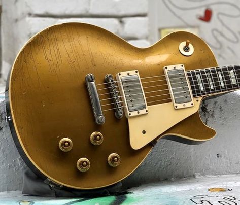 Gibson Les Paul Gold Top, Les Paul Gold Top, Custom Acoustic Guitars, Vintage Guitar Amps, Guitar Gibson, Pretty Guitars, Gibson Electric Guitar, Gold Tops, Guitar Room