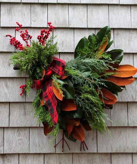 Learn how to craft a Holiday Chicken Wreath, step by step tutorial photos included. Holiday Chicken, Chicken Wreath, Holiday Lights Outdoor, Light Up Canvas, Easy Fall Wreaths, Mesh Wreath Tutorial, Traditional Wreath, Diy Plant Stand, Holiday Ribbon